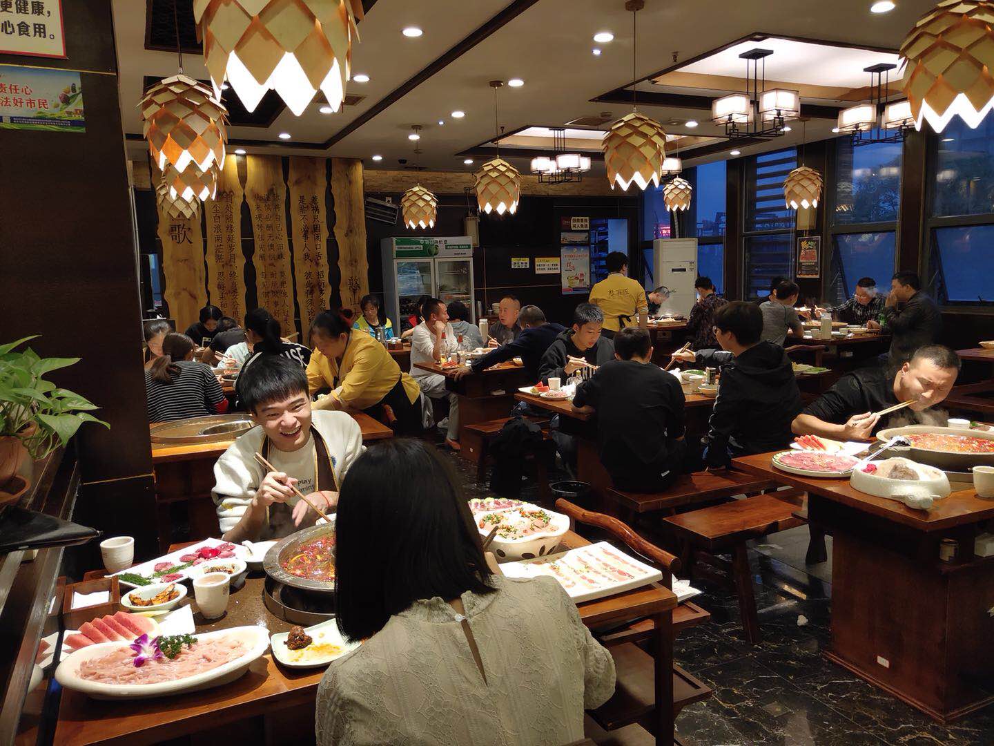 重慶火鍋店怎樣經(jīng)營(yíng)才不會(huì)被淘汰呢?
