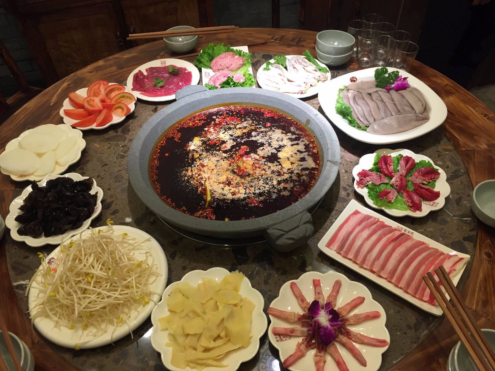 你知道清油火鍋底料與牛油火鍋底料有哪些區(qū)別嗎?